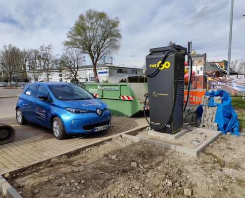 Hypercharger in einer Baustelle, daneben das E-Auto der Energieagentur Kreis Konstanz