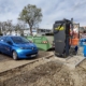 Hypercharger in einer Baustelle, daneben das E-Auto der Energieagentur Kreis Konstanz
